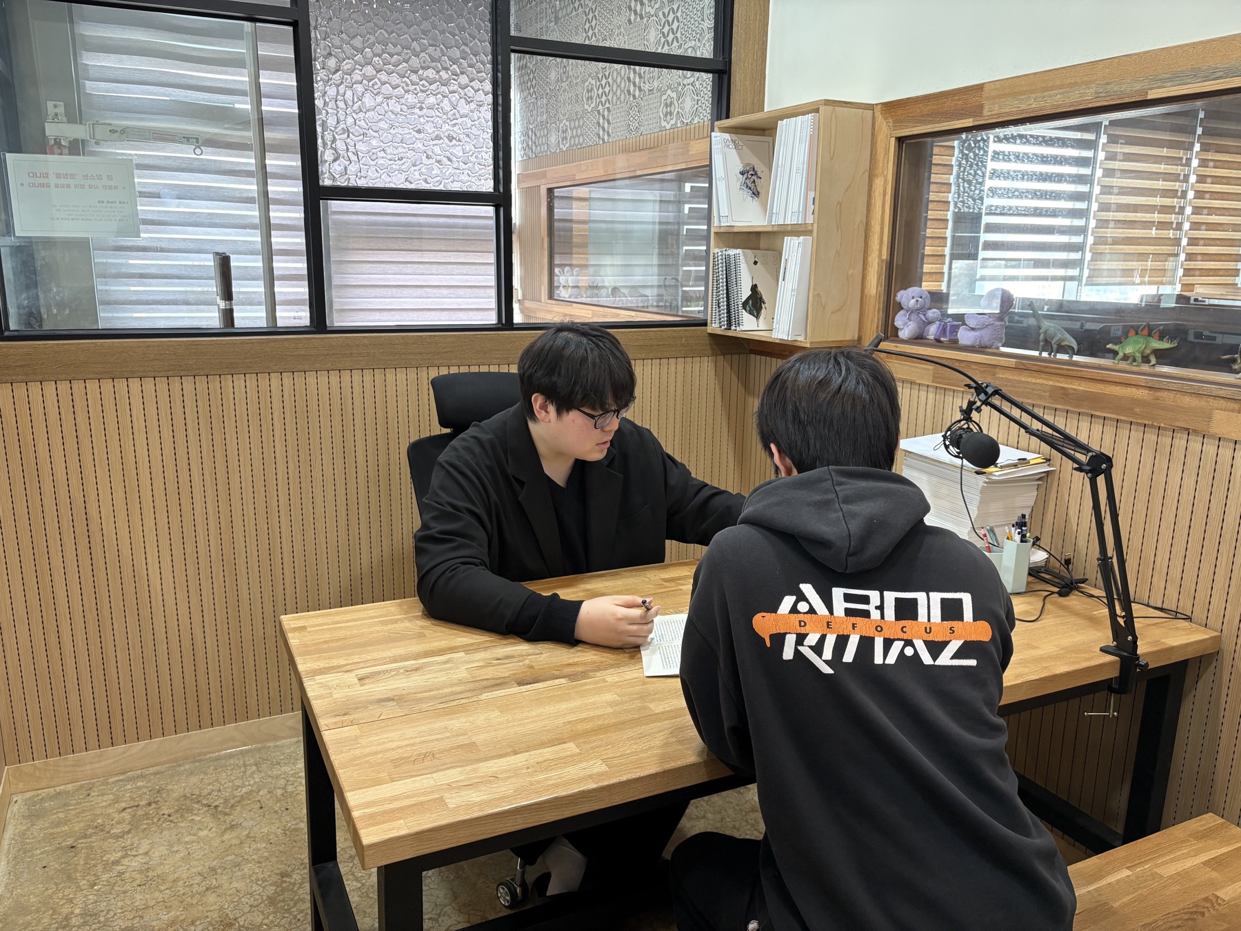 담임 선생님과 상담하는 학생